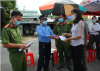 Bà Hồ Thu Ánh, Phó Chủ tịch UBND tỉnh, trao tiền hỗ trợ cho chốt kiểm dịch đặt tại ấp Mỹ Hiệp 1, xã Tân Tiến, thành phố Vị Thanh.
