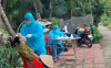 Lấy mẫu xét nghiệm SARS-CoV-2 cho người dân tại xã Thuận Hòa. (Ảnh: Hồng Diễm -CDC Hậu Giang).