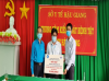 Đại diện Công đoàn ngành Y tế và Câu lạc bộ Thầy thuốc trẻ tỉnh trao bảng tượng trưng số tiền 10 triệu đồng cho bác sĩ Trương Khánh Lâm (giữa).