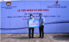 Ông Hồ Xuân Hiền (phải), Trưởng ban Quản lý dự án Điện lực Dầu khí Sông Hậu 1, trao bảng tượng trưng cho ông Huỳnh Văn Hùng, Phó Chủ tịch Ủy ban MTTQ Việt Nam tỉnh.