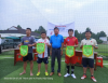 Ông Lê Văn Chúc, Phó Giám đốc, Chủ tịch CĐCS Trung tâm Kiểm soát bệnh tật tỉnh trao cờ lưu niệm cho các đội tham gia thi đấu.