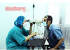 Người dân được kiểm tra sức khỏe, tình trạng mắt trước khi có chỉ định phẫu thuật.