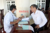 Ông Đồng Văn Thanh (phải), Phó Bí thư Tỉnh uỷ, Chủ tịch UBND tỉnh, được bác sĩ khám chỉ định sàng lọc trước tiêm vắc-xin phòng Covid-19.