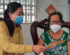 Cán bộ y tế tuyên truyền, vận động người dân phòng bệnh sốt xuất huyết.