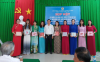 Ông Giang Xuân Thiện, Phó Giám đốc Trung tâm Y tế huyện Vị Thủy trao quà 8-3 cho công đoàn viên nữ của đơn vị.