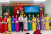 Trao quà cho công đoàn viên nữ của đơn vị.