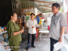 Ông Lê Văn Chúc (bìa phải), Phó Giám đốc Trung tâm Kiểm soát bệnh tật tỉnh thăm hộ gia đình tại xã Vị Bình về công tác tuyên truyền phòng, chống dịch sốt xuất huyết của địa phương.