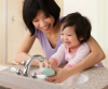 Rửa tay thường xuyên bằng xà phòng dưới vòi nước chảy nhiều lần trong ngày (cả người lớn và trẻ em).