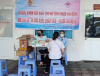 Cán bộ Khoa Dân số - CSSKSS, Trung tâm Y tế huyện Châu Thành A thực hiện tư vấn cho người lao động tại công ty.