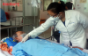 Bác sĩ chăm sóc bệnh nhân mắc bệnh PTNMT tại Bệnh viện Phổi tỉnh.