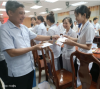 Ông Đồng Văn Thanh, Phó Bí thư Tỉnh ủy, Chủ tịch UBND tỉnh, trao quà cho nhận viên y tế tại Bệnh viện Đa khoa tỉnh.