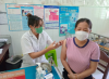 Người dân đến tiêm vắc xin phòng Covid-19 mũi nhắc lại tại Trạm Y tế xã Hiệp Hưng. Ảnh: Thanh Thảo