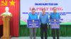 Ông Lê Thanh Phú, Phó Chủ tịch LĐLĐ tỉnh (ở giữa) trao tặng Công đoàn Ngành Y tế 01 căn Mái ấm công đoàn và 10 phần quà