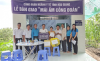 Lãnh đạo Sở Y tế và Công đoàn Ngành Y tế trao số tiền hỗ trợ cho gia đình  anh Nguyễn Phát Tấn, CĐCS Trung tâm Y tế huyện Châu Thành A.