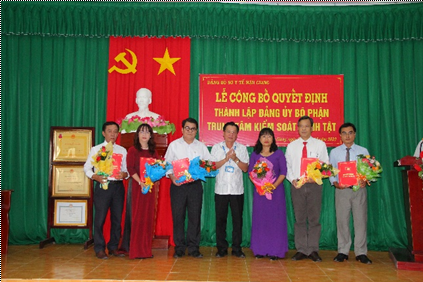 Đồng chí Nguyễn Thanh Tùng, Bí thư Đảng ủy, Giám đốc Sở Y tế trao quyết định cho các đồng chí nằm trong BCH Đảng ủy bộ phận Trung tâm Kiểm soát bệnh tật tỉnh.