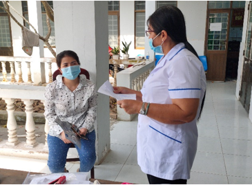 Người dân khai báo y tế tại Trạm Y tế xã Tân Hòa, huyện Châu Thành A.