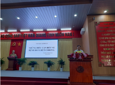 Ths.Bs. Lê Thành Xuân, Phó Giám đốc TTYT Phụng Hiệp tuyên truyền tại buổi nói chuyện chuyên đề.
