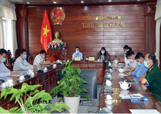 Phó Chủ tịch UBND tỉnh Hồ Thu Ánh dự hội nghị tại điểm cầu tỉnh Hậu Giang cùng với các thành viên Ban Chỉ đạo phòng, chống dịch Covid- 19 tỉnh.