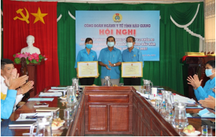 Ông Kiều Văn Thọ (giữa), Phó Chủ tịch LĐLĐ tỉnh, trao bằng khen của Ban Chấp hành Tổng LĐLĐ Việt Nam cho các tập thể và cá nhân.