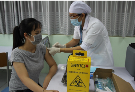 Tiêm vắc-xin Covid-19 tại Bệnh viện Đa khoa tỉnh Hậu Giang.