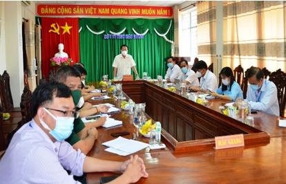 Ông Nguyễn Thanh Tùng, Giám đốc Sở Y tế tỉnh, phát biểu báo cáo với Thứ trưởng Bộ Y tế Đỗ Xuân Tuyên tại cuộc họp.