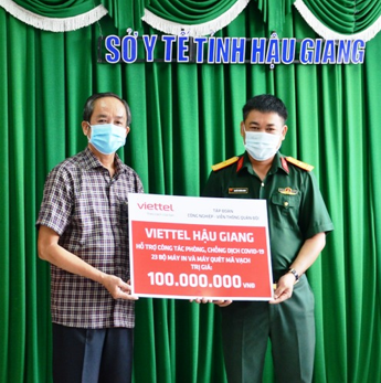 Ông Nguyễn Trường Giang (phải), Giám đốc Viettel Hậu Giang, trao bảng tượng trưng cho ông Nguyễn Thanh Giang, Phó Giám đốc Sở Y tế tỉnh.