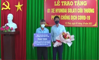 Trao bảng tượng trưng xe cấp cứu phòng, chống dịch COVID-19 cho lãnh đạo Trung tâm Y tế huyện Vị Thủy.