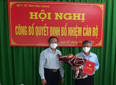 BSCK2. Nguyễn Thanh Giang, Phó Giám đốc Sở Y tế, trao quyết định bổ nhiệm cho ông Hoàng.