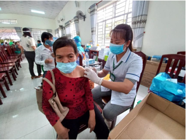 Tiêm vắc xin Vero Cell cho người dân tại điểm tiêm Phòng Giáo dục và Đào tạo huyện Châu Thành A. Ảnh: Bích Thiện