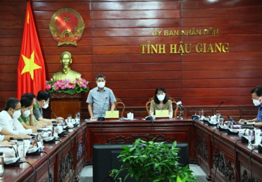 Ông Đồng Văn Thanh, Chủ tịch UBND tỉnh, Chỉ huy trưởng Sở Chỉ huy Phòng, chống dịch Covid-19 tỉnh, phát biểu chỉ đạo tại cuộc họp.