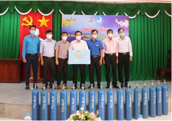 Đại diện Hội doanh nhân trẻ Việt Nam, Hội Liên hiệp Thanh niên Việt Nam tỉnh, trao bảng tượng trưng và các trang thiết bị oxy hỗ trợ điều trị F0 tại nhà cho đại diện Sở Y tế.