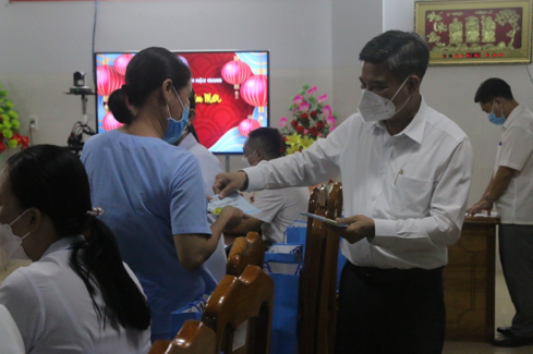 Ông Đồng Văn Thanh, Phó Bí thư Tỉnh ủy, Chủ tịch UBND tỉnh, trao quà cho các y, bác sĩ, nhân viên y tế và người lao động tại Bệnh viện Sản nhi tỉnh.