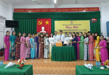 Lãnh đạo Công đoàn Ngành và lãnh đạo đơn vị cùng chụp ảnh lưu niệm với công đoàn viên nữ của đơn vị tại buổi họp mặt.