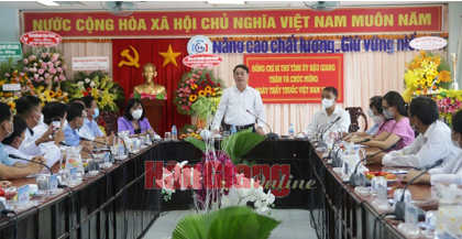 Ông Nghiêm Xuân Thành, Ủy viên Trung ương Đảng, Bí thư Tỉnh ủy, phát biểu trong buổi đến thăm và chúc mừng Ngày Thầy thuốc Việt Nam tại Bệnh viện Đa khoa tỉnh.