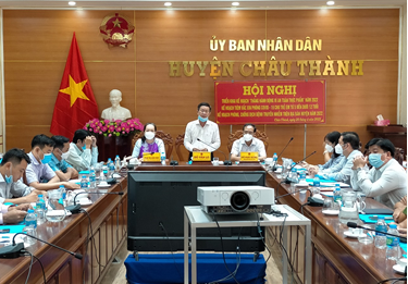 Ông Đỗ Văn Lô, Ủy viên Ban Thường vụ Huyện ủy, Phó Chủ tịch Thường trực UBND huyện phát biểu tại hội nghị.