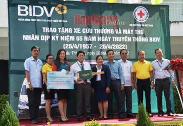Đại diện BIDV, Công ty Bảo hiểm BIDV Miền Tây, trao tượng trưng chìa khóa xe và bảng tượng trưng gói bảo hiểm cho Trung tâm Y tế huyện Châu Thành A.