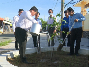 Sau lễ phát động, lãnh đạo huyện Phụng Hiệp trồng cây xanh trên đường tỉnh 928 để hưởng ứng