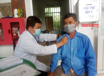 Bác sĩ khám, phát hiện bệnh lao cho người dân tại xã Vị Đông, huyện Vị Thủy