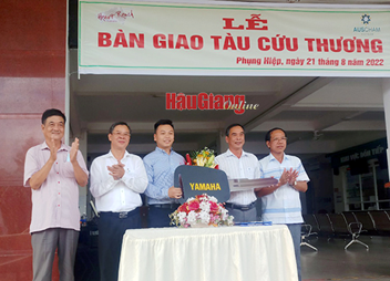 Ông Trương Cảnh Tuyên (thứ hai từ trái sang), Phó Chủ tịch Thường trực UBND tỉnh, chứng kiến ký Biên bản bàn giao tàu cứu thương giữa Hiệp hội Doanh nghiệp Úc tại Việt Nam và UBND huyện Phụng Hiệp.