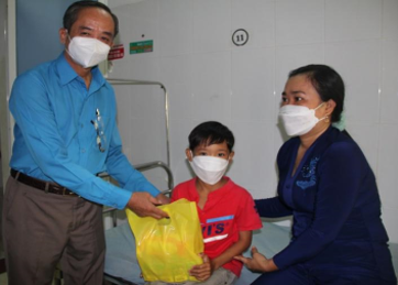 Ông Nguyễn Thanh Giang, Phó Giám đốc Sở Y tế, trao quà trung thu cho các em.