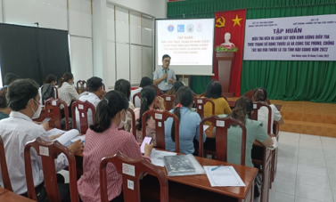 Ths. Phan Văn Cần, Trường Đại học Y tế Công cộng (Hà Nội) hướng dẫn tại buổi tập huấn.