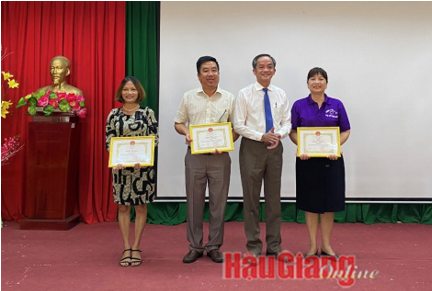 Ông Nguyễn Thanh Giang, Phó Giám đốc Sở Y tế, trao giải cho các đơn vị đạt giải nhất, nhì, ba tại hội thi – hội trại.