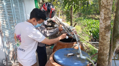 Cán bộ y tế kiểm tra lăng quăngtrong các dụng cụ chứa nước tại nhà hộ dân KV3, phường IV, thành phố Vị Thanh.