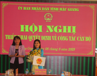 Bà Hồ Thu Ánh (trái), Phó Chủ tịch UBND tỉnh trao Quyết định bổ nhiệm  cho Lê Thị Kim Ngân