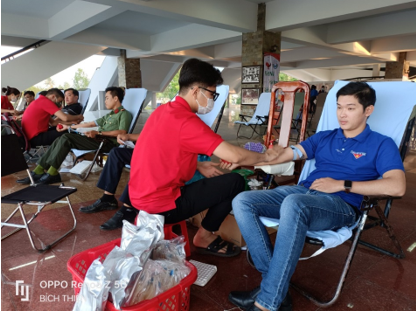 Đoàn viên Chi đoàn Sở Y tế tham gia hiến máu tình nguyện.
