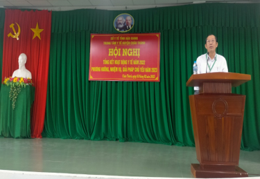 BSCK2 Nguyễn Thanh Tuấn, Huyện ủy viên, Giám đốc Trung tâm Y tế huyện phát biểu chỉ đạo tại hội nghị.