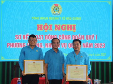 Ông Nguyễn Thanh Giang (ở giữa), Phó Giám đốc Sở Y tế, Chủ tịch Công đoàn Ngành Y tế trao Bằng khen Tổng Liên đoàn Lao động Việt Nam cho tập thể và cá nhân đạt thành tích xuất sắc trong hoạt động công đoàn năm 2022.