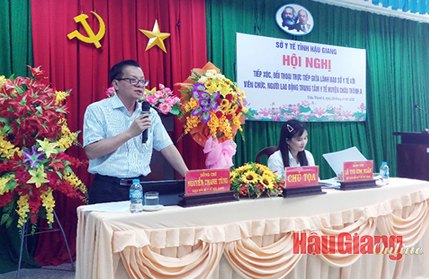 Ông Nguyễn Thanh Tùng, Giám đốc Sở Y tế tỉnh, trả lời những ý kiến của viên chức, người lao động Trung tâm Y tế huyện Châu Thành A.