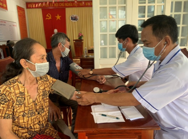 Đoàn y, bác sĩ TTYT huyện Phụng Hiệp khám bệnh, tư vấn sức khỏe miễn phí cho người dân trên địa bàn huyện.