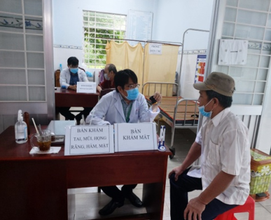 Khám bệnh và tư vấn sức khỏe cho người dân tại Trạm Y tế phường Thuận An.
